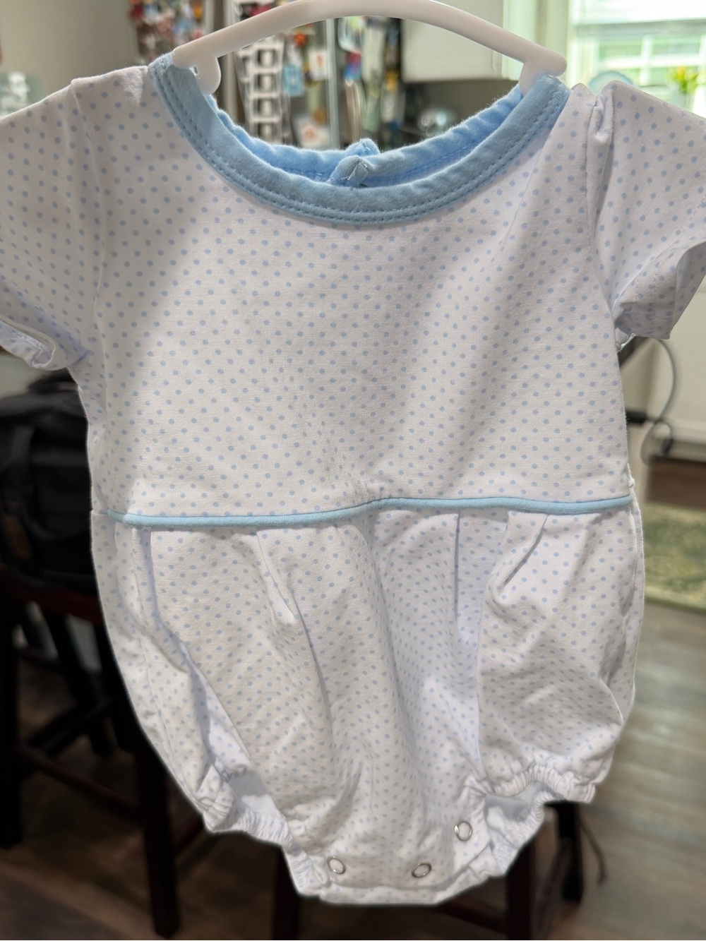 Trotter Street Kids Classic Baby Short-Sleeve Onesie in Light Blue Dot